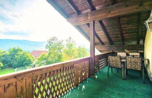 Arnbruck Apartment | 70qm-große Ferienwohnung mit Balkon in ruhiger Lage