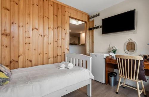 Darling Harbour House | 72CHS Abnb-Style Garden view, 2Parking, Pool, 3mins to Darling Harbour