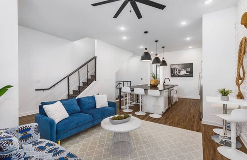 Cleveland Park Apartment | 738 Douglas Ave #3 & #4 (Jon + Randy) - TWO Adjacent Homes - Sleeps 24 - Only 3 miles to Broadway