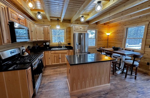 Bethlehem House | 73R Brand new log home on quiet side street in Bethlehem, close to Main Street, AC, Dog Friendly!