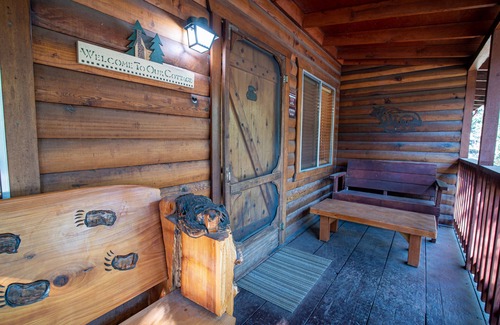 North Wawona Cabin | (76) Howard's Retreat at The Redwoods In Yosemite
