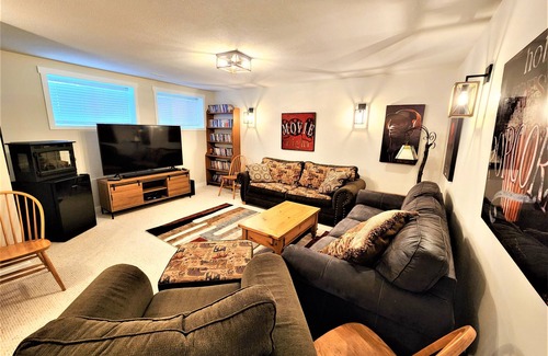 East Kootenay House | 7BD | Family & Friends | 360 Views ! | A/C |Sauna