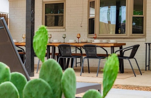 Sweetbriar House | 7BD Southwestern Retreat - Pool - Outdoor Dining - Gym - PingPong - 10 Min to DT