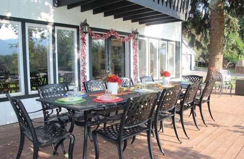 Trimble House | 7BR Luxury with Amazing Amenities, Hot Tub, Pool Table, Yard, Close to Town/Ski