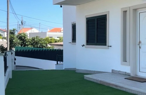 Charneca de Caparica e Sobreda House | 7min to the beach & 23min to Lisbon city, offering convenience & coastal charm