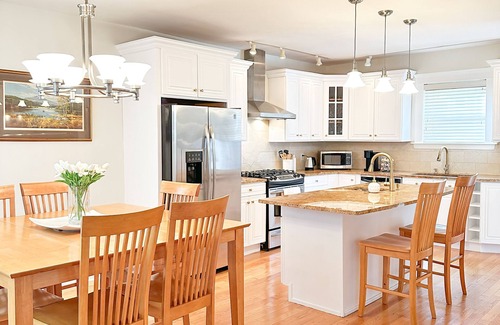 West New Haven House | 7Mins to Yale I ENTIRE HOUSE I Large fenced yard I King bed I 3BR I Group Gather
