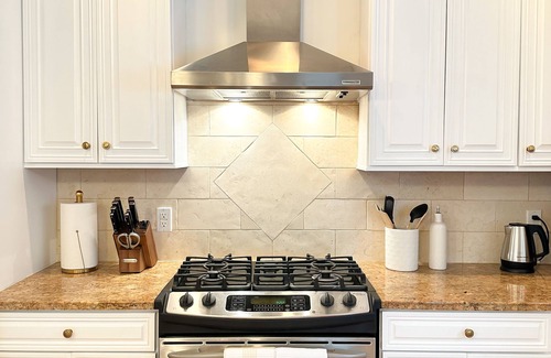 West New Haven House | 7Mins to Yale I ENTIRE HOUSE I Large fenced yard I King bed I 3BR I Group Gather