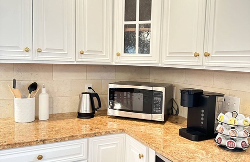 West New Haven House | 7Mins to Yale I ENTIRE HOUSE I Large fenced yard I King bed I 3BR I Group Gather