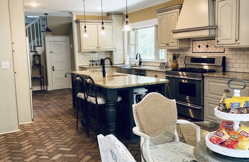 Laurel House | 7th Ave Manor, Remodeled 1930’s Manor just minutes from Historic Downtown Laurel