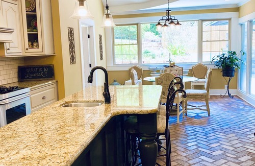 Laurel House | 7th Ave Manor, Remodeled 1930’s Manor just minutes from Historic Downtown Laurel