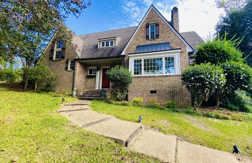 Laurel House | 7th Ave Manor, Remodeled 1930’s Manor just minutes from Historic Downtown Laurel