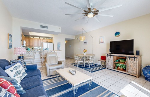 Navarre Beach Condo | 7th-floor bright, open condo - close to dining with Gulf front views