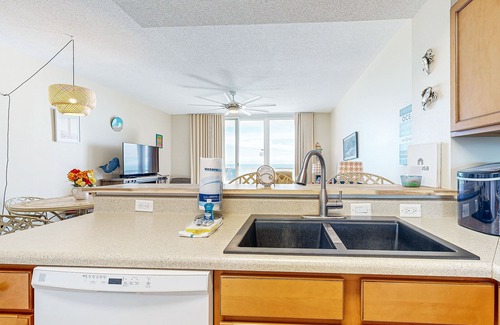 Navarre Beach Condo | 7th-floor bright, open condo - close to dining with Gulf front views