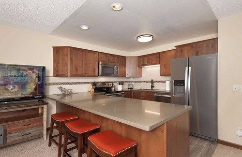 Four O'Clock Condo | 7th Nt Free! On Trails - Ski-in/out. Balcony/Elevator/Garage. Complex Pool/Spa
