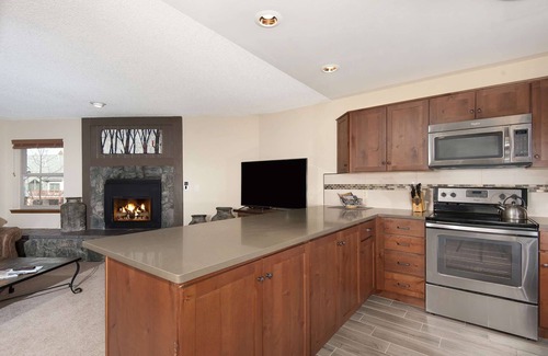 Four O'Clock Condo | 7th Nt Free! On Trails - Ski-in/out. Balcony/Elevator/Garage. Complex Pool/Spa