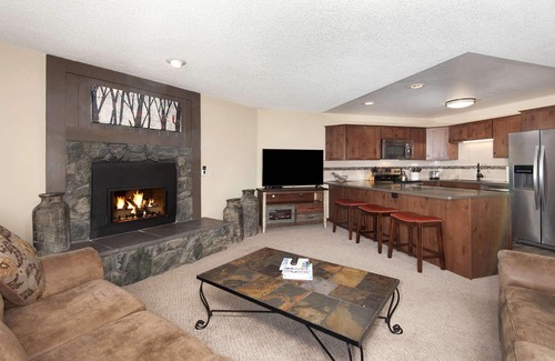 Four O'Clock Condo | 7th Nt Free! On Trails - Ski-in/out. Balcony/Elevator/Garage. Complex Pool/Spa