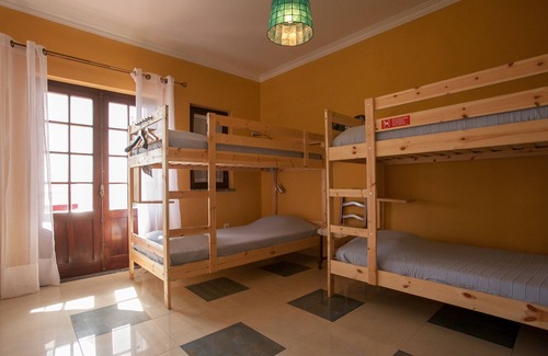 Ericeira Hotel | 8 Bed bed: Chill Hill Hostel & Private Rooms - Peach Garden (RNAL Nº 7624/AL)
