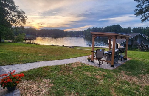 Henrico House | 8 bedroom, 4.5 Bath Lake Front Home with Boathouse. Sleeps 18