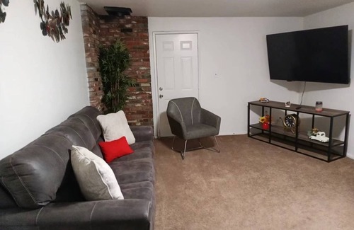 Quartz Hill House | 8 Beds/2Full-Bath Entire guesthome for 13 guest