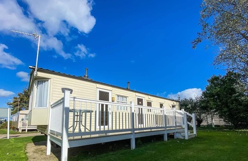 Hopton House | 8 berth dog friendly caravan for hire at Broadland Sands in Suffolk ref 20370BS