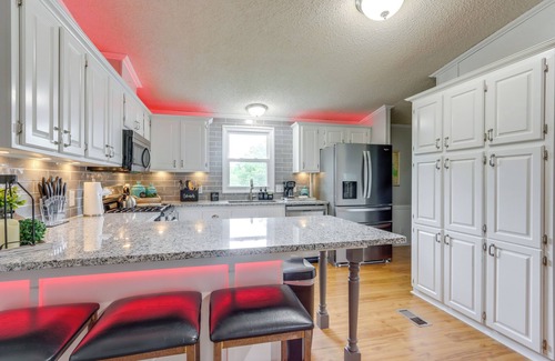 Linn Creek House | 8 Mi to Beach: Lake-View Haven in Linn Creek!