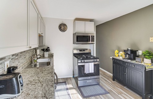Cleveland House | 8 Mi to Dtwn: Cleveland Family Home