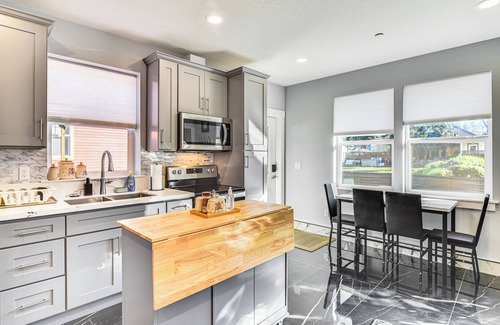 Southgate House | 8 Mi to Dtwn PDX: Unique Pet-Friendly Home!