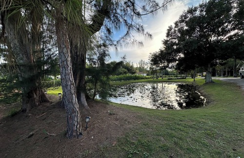 Hunt Club Apartment | 8 min from Lion Country Safari, peaceful apartment