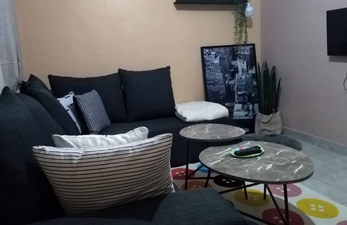 Naivasha House | 8 minutes to moi Southlake! Cosy with secure free parking.