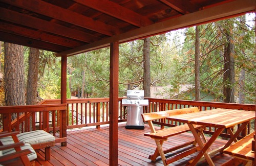 North Wawona Cabin | (8) Nugent's Nest at The Redwoods In Yosemite