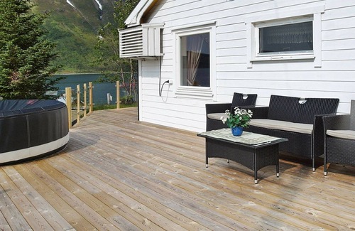 Skjervoy House | 8 person holiday home in Arnøyhamn