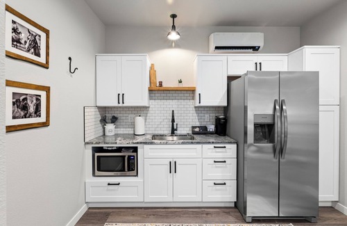 Dennis House | 8 Private Bungalow Suites @ Barndo Bungalows in Granbury, TX! Sleeps 26