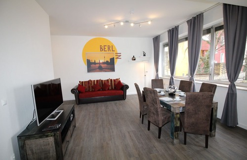 Tempelhof Apartment | 8 rooms, up to 19 persons, luxuriously furnished, "Iris8"