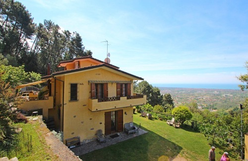 Strettoia House | 8 Sleeps, Seaview, quiet area, Garden, WIFI, near Forte dei Marmi