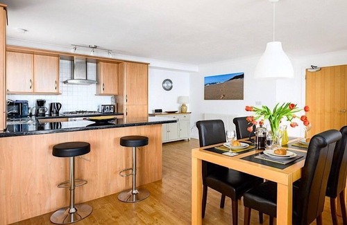 Newquay Cottage | 8 Spinnakers - Sea and coastal views, close to Fistral Beach, Lift, dog friendly and parking