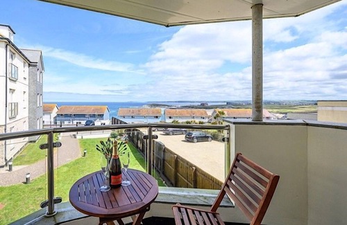 Newquay Cottage | 8 Spinnakers - Sea and coastal views, close to Fistral Beach, Lift, dog friendly and parking
