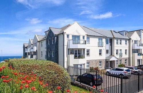 Newquay Cottage | 8 Spinnakers - Sea and coastal views, close to Fistral Beach, Lift, dog friendly and parking