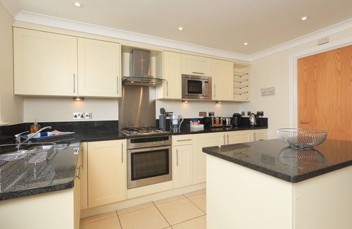 Thurlestone Cottage | 8 THURLESTONE BEACH, pet friendly, with a garden in Thurlestone
