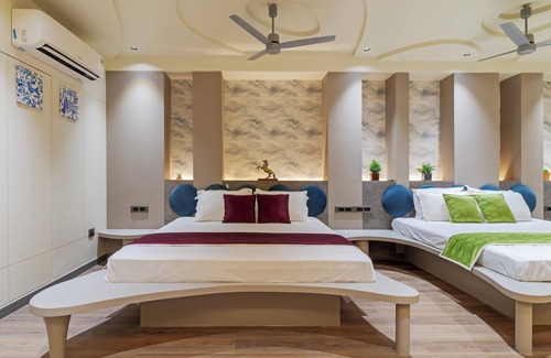 Pink City House | 800 sq ft studio good for 4 to 6 adults. centrally located and fully equipped