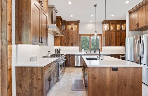 Island Park House | 8000+ SQ FT Luxe Mountain Lodge | 85 Acres| 8BR | Hot Tub, Views & Privacy in Island Park