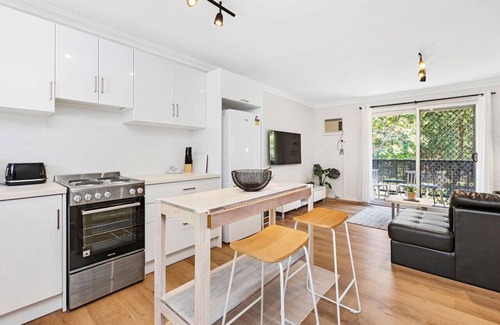 Scarborough Apartment | 800m to the beach | Stylish | Perfect location