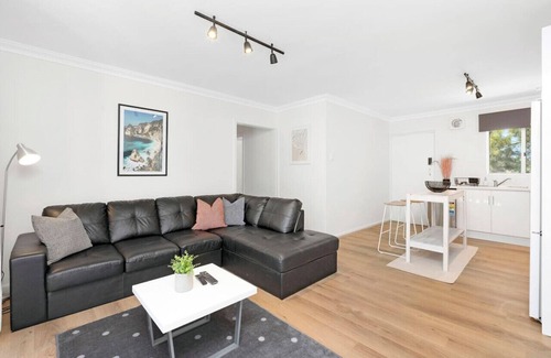 Scarborough Apartment | 800m to the beach | Stylish | Perfect location