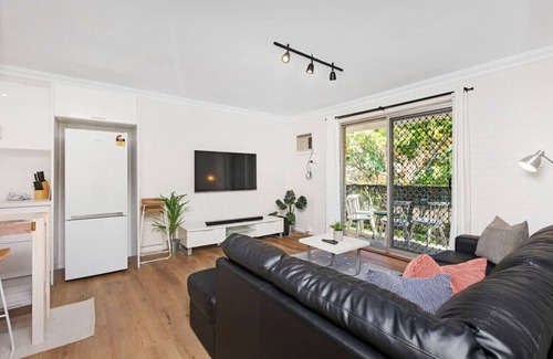 Scarborough Apartment | 800m to the beach | Stylish | Perfect location