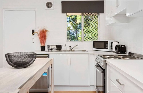 Scarborough Apartment | 800m to the beach | Stylish | Perfect location