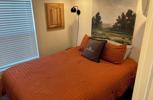 Honey Grove Cabin | 804 Cozy Loft cabin with WiFi, AC in charming Honey Grove