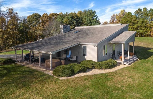 Fairfield House | 80s glam house w/hot tub, mtn views near W&L, VMI
