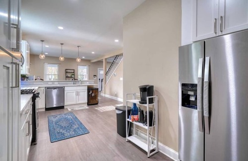 Baltimore Apartment | 81) Ideal for larger groups!