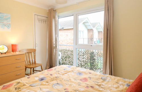 Corton Cabin | 82 WATERSIDE, pet friendly, character holiday cottage in Corton