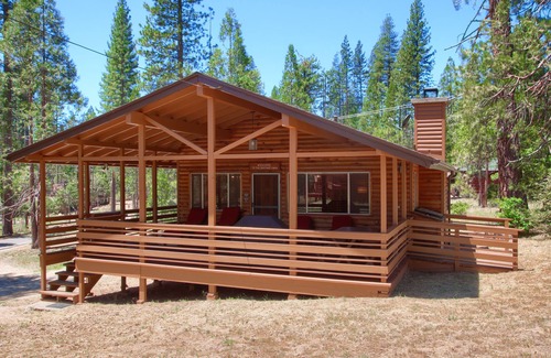 North Wawona Cabin | (84) Hasting's Hideaway at The Redwoods In Yosemite