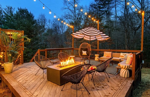 Hendersonville House | 85" TV, Arcade, Firepit, 350MB WiFi